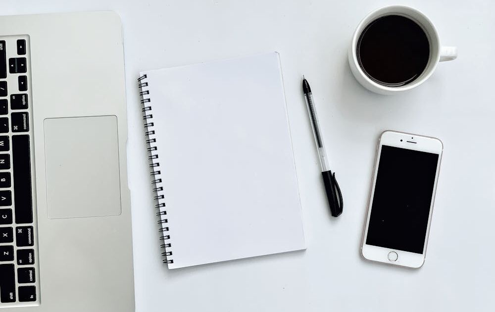 Laptop, Smartphone und Notizbuch als neutrales Symbol für private digitale Kommunikation
