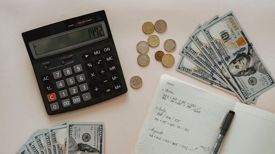 Rechner, Geld und Notizen, Symbol für Kundenkonto, Betrug und finanzielle Folgeangriffe