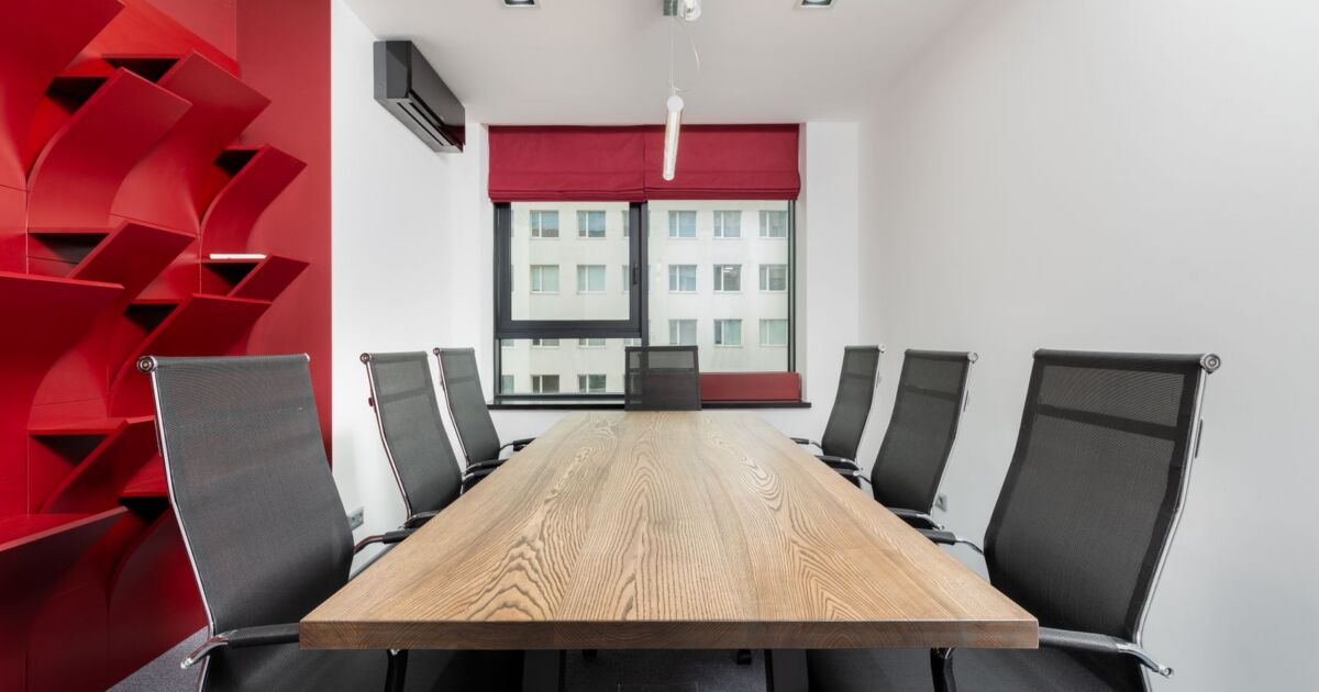 Leerer Besprechungsraum mit Stühlen und Holztisch, Symbolbild für Bewerbungsgespräche