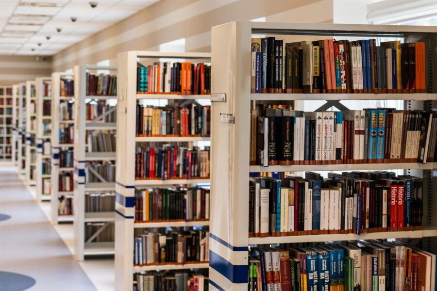 Bücherregale einer Bibliothek als Symbolbild zum Studium, nicht Universität Halle