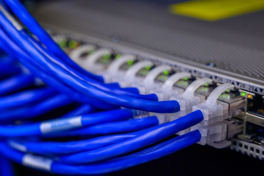 Blaue Netzwerkkabel an einem Switch, Symbolbild zur geplanten ND-Cloud