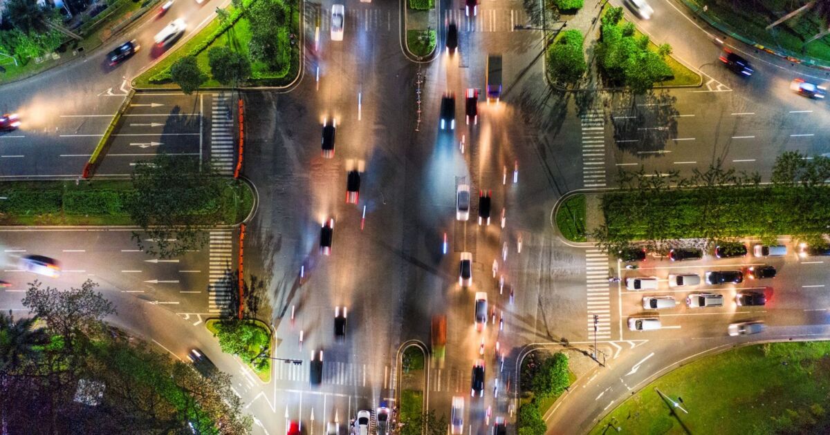 Straßenkreuzung aus der Luft, generisches Symbolbild für Fahrzeugdaten