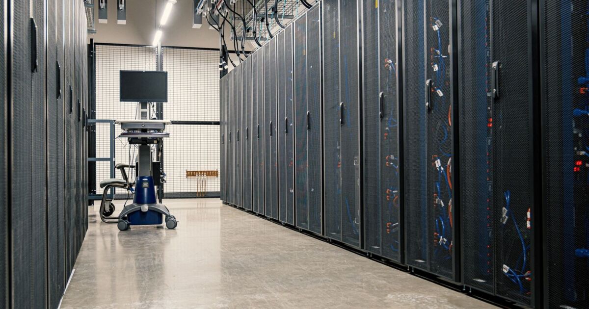 Gang zwischen Serverschränken als Symbolbild für Webserver, kein betroffener Betreiber
