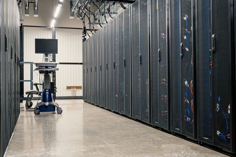 Gang zwischen Serverschränken als Symbolbild für Webserver, kein betroffener Betreiber