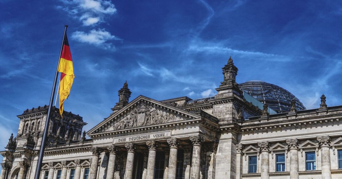 Reichstagsfassade mit deutscher Flagge als Symbolbild zur parlamentarischen Beratung