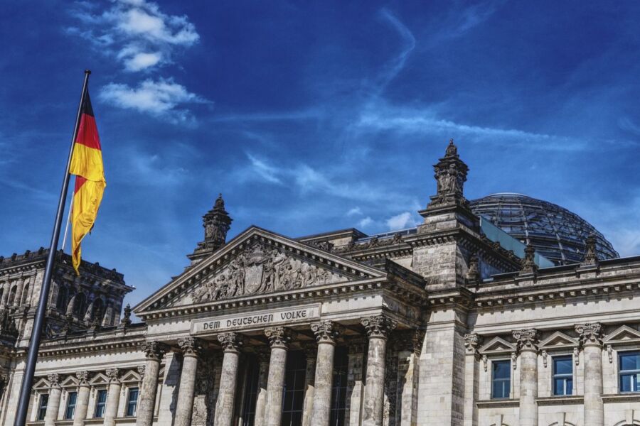 Reichstagsfassade mit deutscher Flagge als Symbolbild zur parlamentarischen Beratung