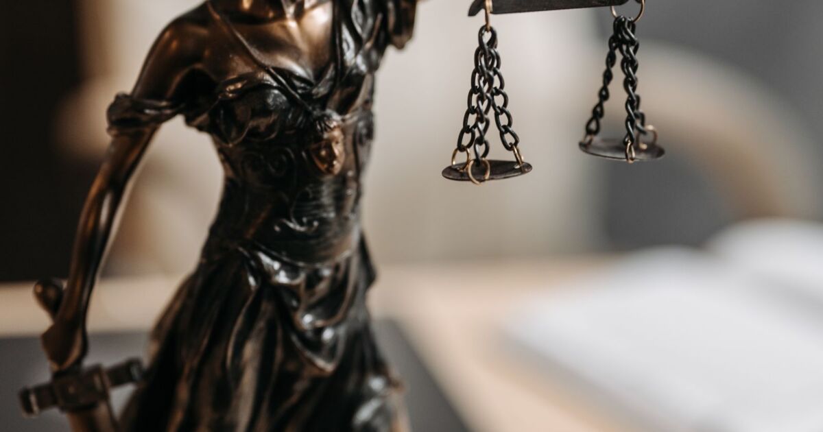 Justitia-Figur mit Waage und Schwert, Symbolbild für gerichtliche Prüfung